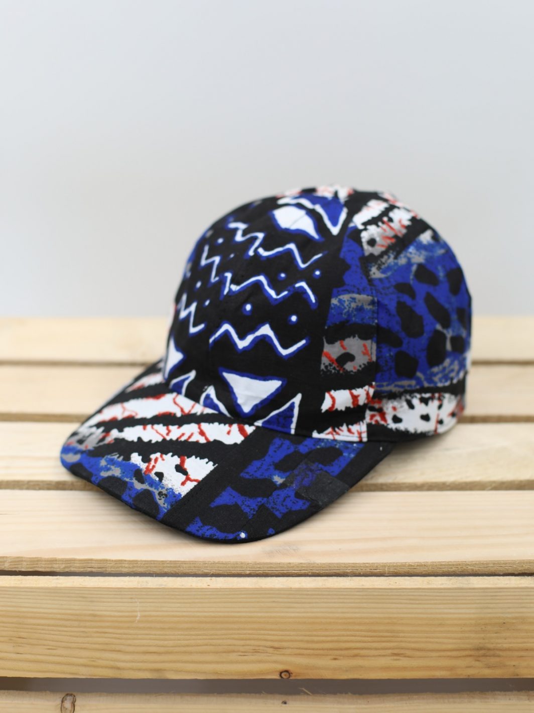 batikowa czapka z daszkiem na lato niebieska we wzory