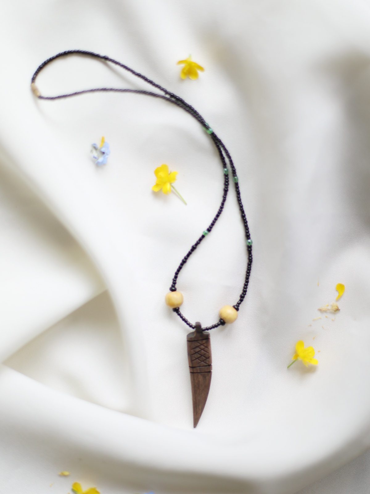 Naszyjnik z drewnianym wisiorkiem koraliki Zambia afryka na prezent sklep dobra fabryka