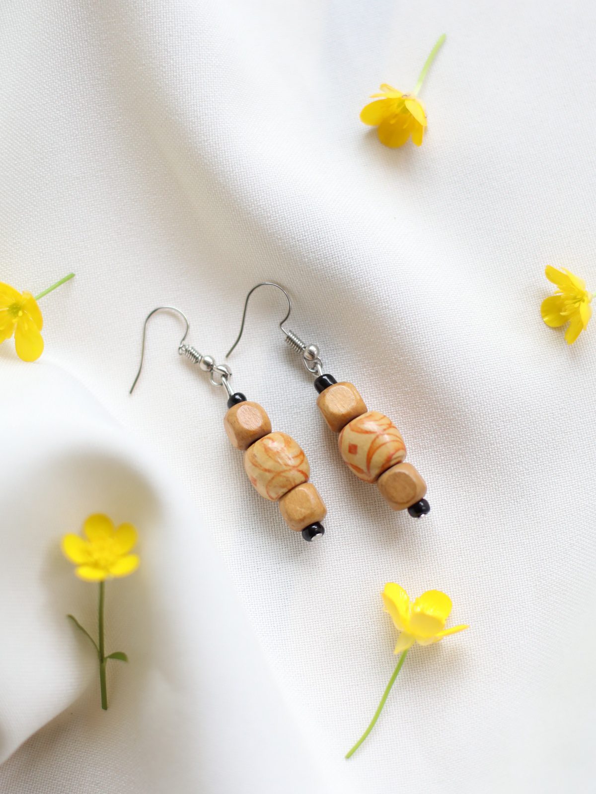 Kolczyki z jasnego drewna dobra fabryka sklep drewno drewniane biżuteria afryka