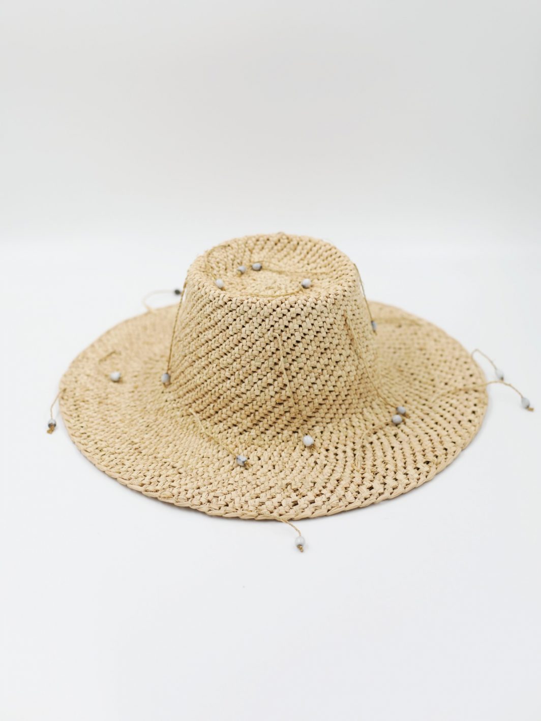 kapelusz słomkowy z koralikami