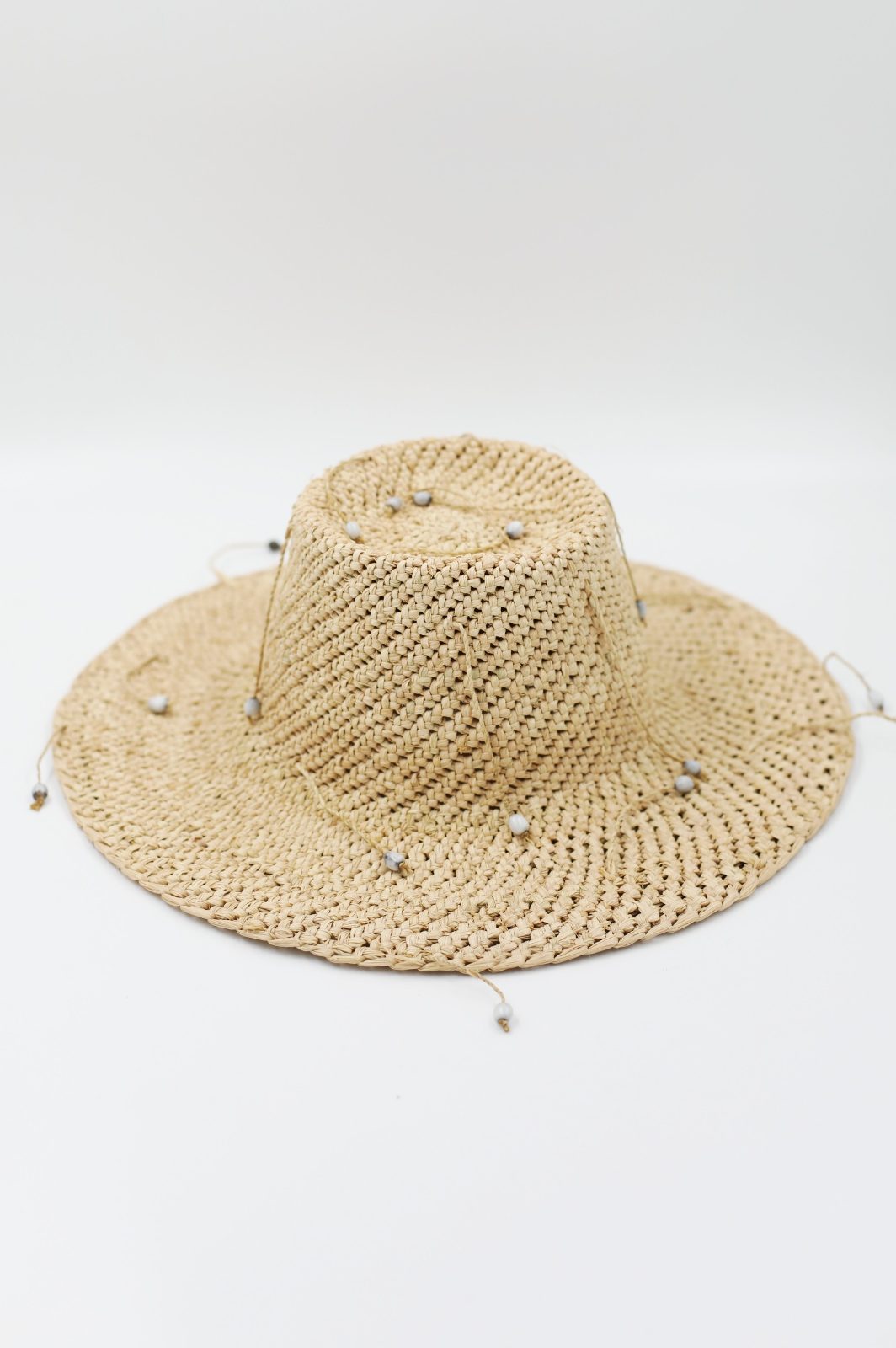 kapelusz słomkowy z koralikami